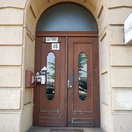 B40 With Parlament View *