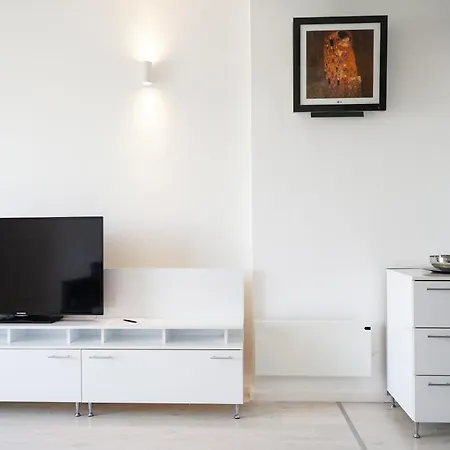 B40 With Parlament View *