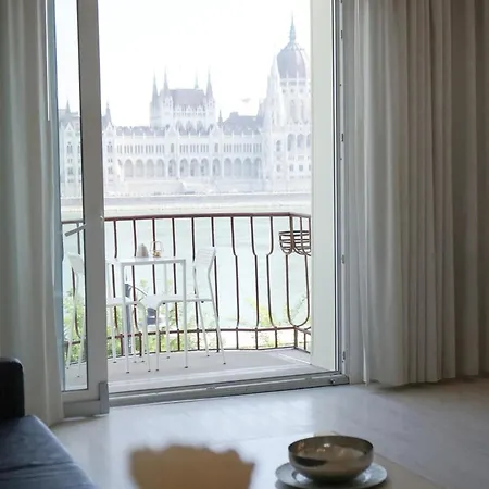 B40 With Parlament View * Budapest