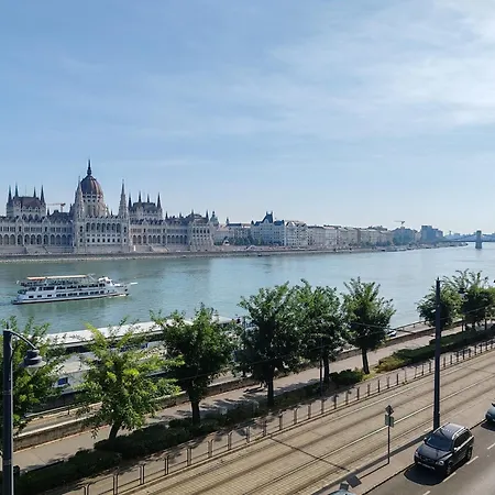 B40 With Parlament View * Budapest