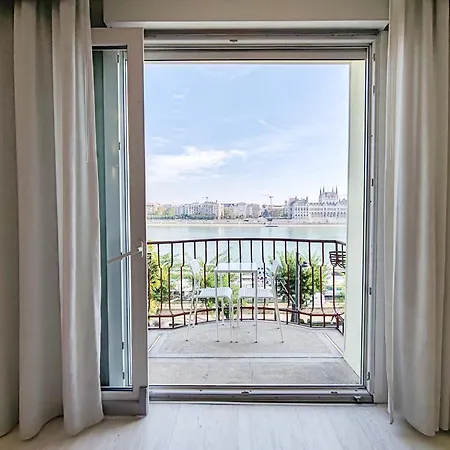 B40 With Parlament View * Βουδαπέστη