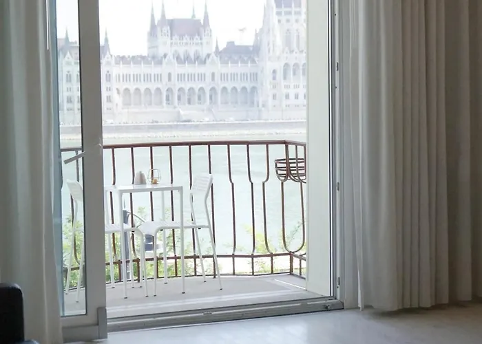 B40 With Parlament View * 부다페스트