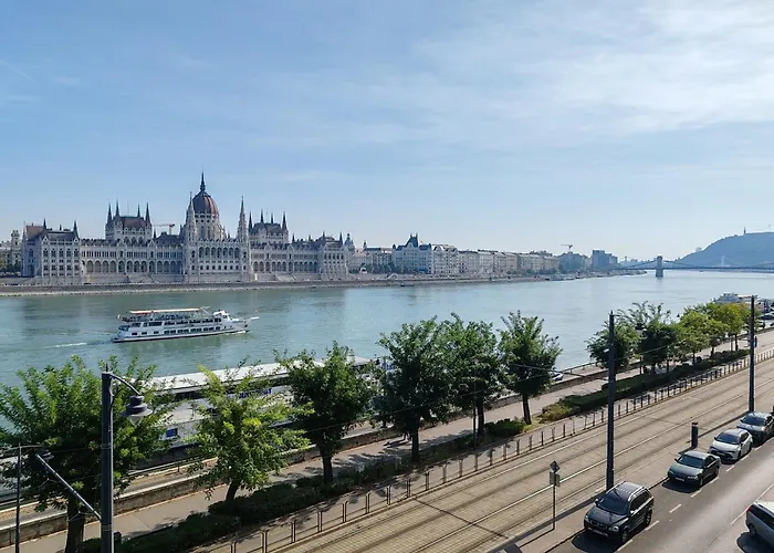 B40 With Parlament View * Boedapest